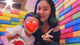 歐陽靖自與日本攝影師「RK」（小菅亮輔）離婚後，與媽媽譚艾珍一起獨自扶養4歲兒子「新醬」。（圖／翻攝臉書）