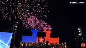 國慶焰火結合悠揚交響樂，讓現場觀眾看的如癡如醉。