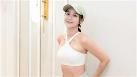 何妤玟近期推出寫真桌曆。（圖／翻攝自何妤玟IG）