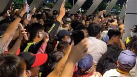 雲林高鐵充滿散場人潮，現場被擠得水泄不通。（圖／翻攝畫面）