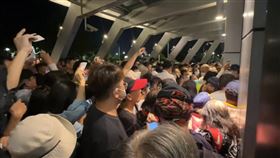 大批人潮直接癱瘓現場動線。（圖／翻攝畫面）