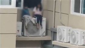 河南一對夫妻吵架，妻子竟把孩子放在23樓外的冷氣機上。（圖／翻攝自微博）