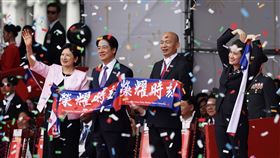 國慶大會  賴總統、蕭副總統向奧運帕運選手致意中華民國中樞暨各界慶祝113年國慶大會10日在總統府前廣場舉行，總統賴清德（前左2）與妻子吳玫如（前左1）、副總統蕭美琴（前右1）、立法院長韓國瑜（前右2）向進場的巴黎奧運、帕運選手等致意。中央社記者趙世勳攝  113年10月10日