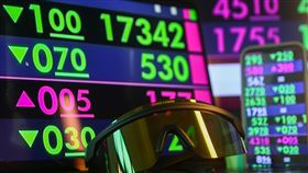 台股開高漲逾60點突破22400點台股4日開高漲逾60點，突破22400點，電子類股走揚，權值股台積電、鴻海分別漲逾1%、3%。中央社記者王騰毅攝  113年10月4日