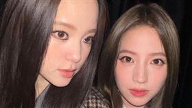 歐陽娜娜（左）與歐陽娣娣（右）一同看秀。（圖／翻攝自微博）