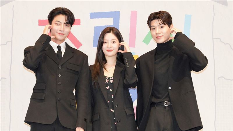 33歲男星穿制服無違和　為新戲「第一次」