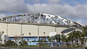 颶風吹破美國職棒巨蛋屋頂▲（圖／美聯社／達志影像）