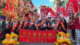 紐約僑社遊行賀雙十駐紐約辦事處長李志強（左5）、中華公所主席朱超然（左6）等出席紐約華埠國慶遊行。（駐紐約辦事處提供）中央社記者廖漢原紐約傳真  113年10月11日