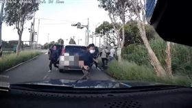 整車逃逸外籍勞工？開一半擦身警車「竟棄車狂逃」荒謬畫面曝光。（圖／翻攝自Threads@love1040322）