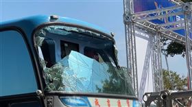 國慶入口牌樓，學府西路，未拆路牌，遊覽車撞到玻璃碎裂，十多名學生未受傷(圖／翻攝畫面)