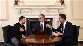 北約秘書長呂特訪英國  與英相及烏克蘭總統會談北大西洋公約組織新任秘書長呂特（右）10日訪問英國，與首相施凱爾（中）及烏克蘭總統澤倫斯基（左）會談。（英國首相府提供）中央社記者陳韻聿倫敦傳真  113年10月11日