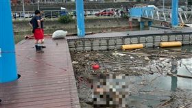 士林區百齡碼頭淡水河有浮屍載浮載沉，警方獲報到場，經調查發現死者疑為顏姓男子（33歲），但遺體多處腐敗見骨，頭顱也疑似泡水過久 遭魚類咬食消失。