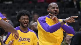 ▲「詹皇」父子合得11分，湖人熱身賽5分差擊敗公鹿。（圖／美聯社／達志影像）