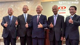 新光金,
左起證券董事長陳俊宏、新光金副董事長洪士琪、新光銀行董事長魏寶生、新光金控陳淮舟董事、新光銀行賴進淵董事長。（圖／記者李育道攝影）