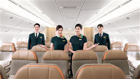 長榮航空與Giorgio Armani合作的皇璽桂冠艙過夜包，本月將推出全新設計款式，從台北出發的航班將提供品牌經典設計的黑色鵝卵石壓紋硬殼包，內附Giorgio Armani零錢包。（圖／長榮航空提供）