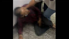 北市中山區龍江市場10日上午傳出有婦人脖子上的金項鍊遭人搶走。（圖／翻攝畫面