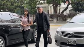 ▲李婉鈺的父親林志郎現身廉政署。（圖／翻攝畫面）