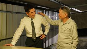 王傳一（左）拍《在光裏的人》勤做功課，其中客語也請教飾演父親的林志儒（右）協助指導。（圖／大愛電視提供）