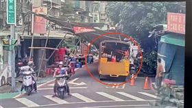 北市工程車「衝撞宮廟棚架」驚悚瞬間曝光！60歲婦衰遭壓傷送醫。（圖／翻攝畫面）