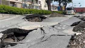 新／彰化道路如世界末日！炸裂隆起難通行（圖／彰化踢爆網）