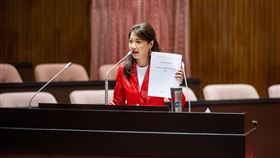 民進黨立委林楚茵質詢時質疑，中國製電動車、電動公車資安問題恐成「木馬屠城」。（圖／林楚茵辦公室提供）