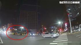 台中,巨業客運,違規,闖紅燈（圖／翻攝畫面）