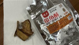 中國帶魚酥佯裝高雄美食高價賣  高市議員籲徹查近日網路出現中國帶魚酥（圖）佯裝成高雄美食的廣告，台灣基進高雄市議員張博洋11日指出，這款帶魚酥為貼牌加工品，同規格產品在中國僅售人民幣4.5元（約新台幣20元），走私來台以「高雄海產」、「高雄美食」名義行銷，每包用16倍的價格販賣，呼籲市府徹查。（張博洋服務處提供）中央社記者林巧璉傳真  113年10月11日
