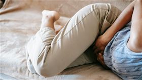 女子，經痛，肚子痛。(圖／)
