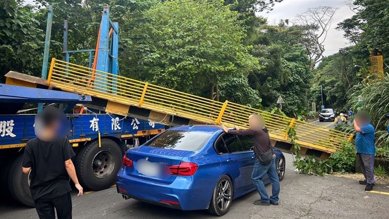 新／拖板車撞倒限高桿　路過BMW衰被慘壓