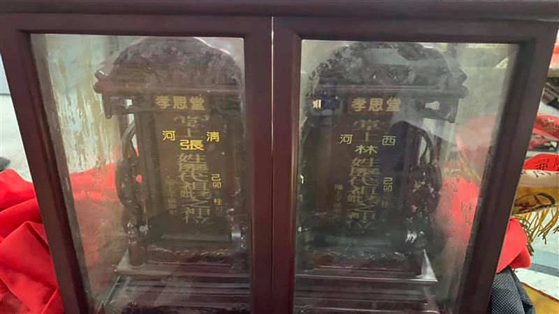 國外二手店驚售「祖先牌位」網:以為相框?