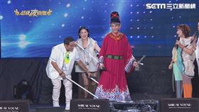 ▲不服輸的江志豐竟自願扮成平皮影戲偶任人操控（圖／超級夜總會）