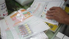 新北居家照護第3階段啟動（2）新北市啟動居家照護第3階段，新北市藥師公會指出，目前共285家社區藥局、共362名藥事人員加入行列，兼顧隔離在家民眾用藥品質與安全。圖為新北市三重區一間藥局29日上午準備送藥到府確診者所需藥品。中央社記者吳家昇攝  111年4月29日