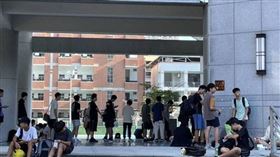 台中一中校長林隆諺發圖文，透露學生國慶日一早到學校圖書館排隊等候進入讀書。（圖／翻攝自臉書）