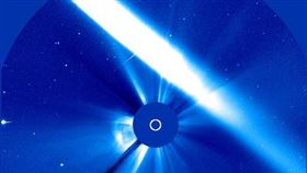 帶狀白色影像是紫金山－阿特拉斯彗星的尾巴。（圖／翻攝自鄭明典臉書）