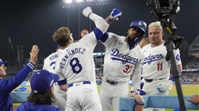 ▲國聯分區系列賽殊死戰，道奇2位赫南德茲開轟。（圖／美聯社／達志影像）