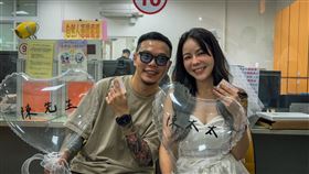 草屯囝仔樞育與交往10年伴侶驚喜求婚，隔日攜手登記結婚。（圖／宇宙信號提供）