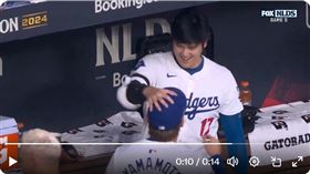 ▲山本由伸在國聯殊死戰5局無失分，退場時大谷翔平使出「摸頭殺」。（圖／翻攝自FOX Sports: MLB推特）