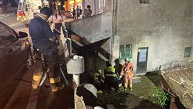 新北,淡水,騎士,坑洞,北新路,自摔,噴飛,對向,墜落,邊坡,