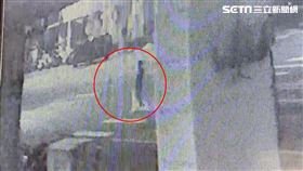 犯嫌，逃逸17小時後在屏東落網，就那麼剛好家屬今(12)日清晨才到事發地招魂。（圖／翻攝畫面）