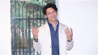 温昇豪秀金手指「超靈活」用舌頭逗樂客人