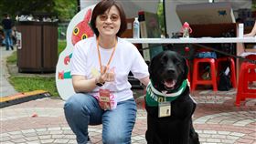 醫事司長劉越萍與北榮安寧病房輔助治療犬Oba合影。（圖／器捐病主中心提供）