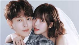 泫雅（右）和龍俊亨（左）要舉辦婚禮。（圖／翻攝自微博）