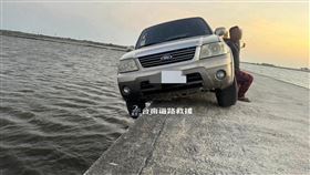 整輛車一分為二懸掛在海邊，他無奈孤身緊抓車身擺出「謎樣1姿勢」。（圖／翻攝自台南道路救援（張家班）臉書）