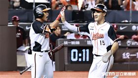 ▲中職35年季後挑戰賽G1，統一獅游擊手陳聖平靠著林佳緯的安打跑回追平分。（圖／記者劉彥池攝影）