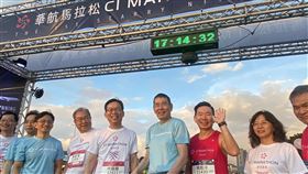 華航舉辦首屆星空馬拉松，董事長謝世謙（右4）出席鳴槍。