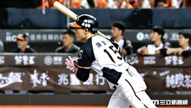 ▲中職35年季後挑戰賽G1，統一獅游擊手陳聖平敲安送回林安可，2：1超前樂天桃猿。（圖／記者劉彥池攝影）