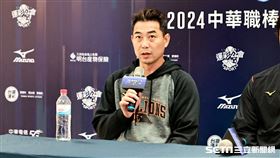 ▲中職35年季後挑戰賽G1，統一獅總教練林岳平出席賽後記者會。（圖／記者劉彥池攝影）