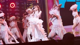 王心凌激短裙露腿開唱「前男友」也來了