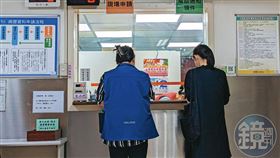 去年11月，我們陪同Mia（右）前往馬偕醫院，申請2006年的用藥紀錄。（鄒保祥攝）