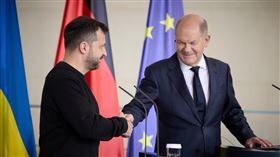 德國總理蕭茲（右）與澤倫斯基（左）在柏林發表聯合聲明。（圖／翻攝自澤倫斯基Ｘ）